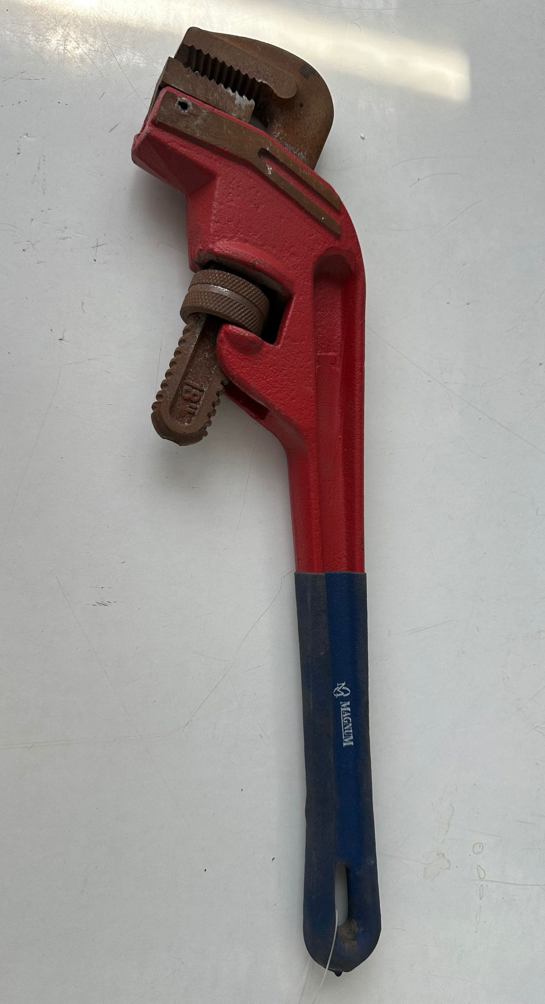 מפתח צינורות מקצועי 18 אינץ' מגנום